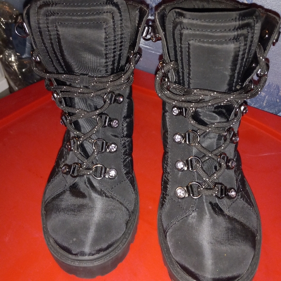 NWOT woman's size 6M Guess boots - Picture 6 of 12